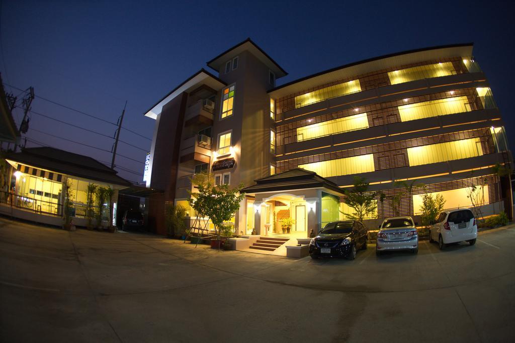 Baan Sanpoom Hotel Фитсанулок Екстериор снимка