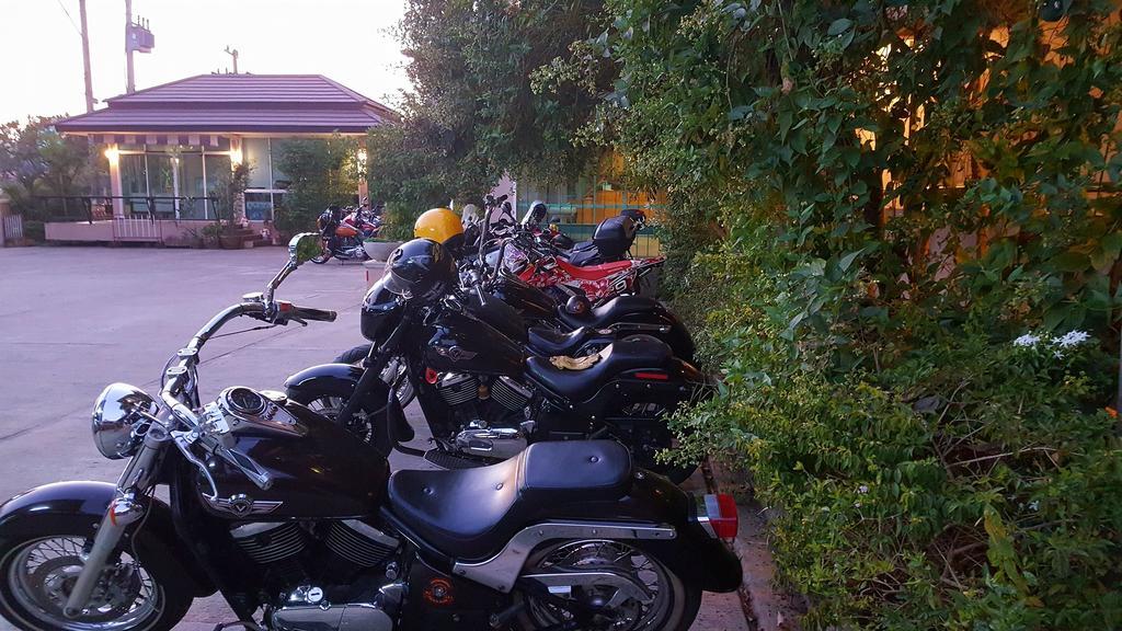 Baan Sanpoom Hotel Фитсанулок Екстериор снимка